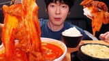 [Ẩm thực] Ăn thịt lợn hầm kimchi, trứng gà hấp, cơm trắng, uống Sprite