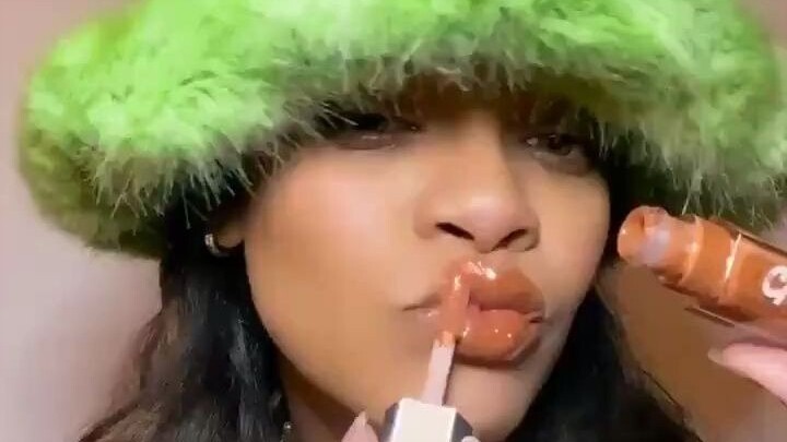 Cô nàng Nhật Bản thành thạo kỹ năng livestream bán hàng, chỉ trong hơn chục giây đã trình làng toàn 