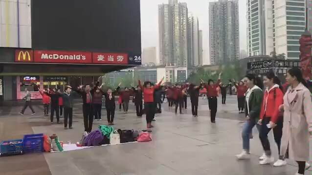 大妈戴耳麦跳广场舞:我们坚持不扰民