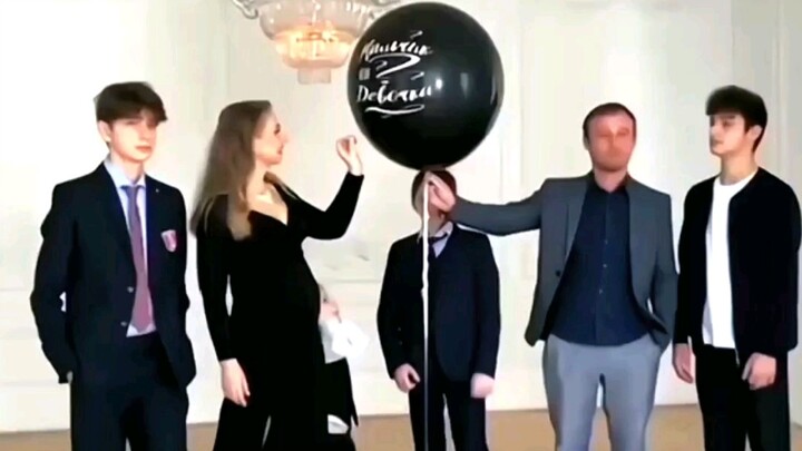 Cả gia đình này hoàn hảo quá, anh hai trầm tư thật sự hút mắt! Nhẹ nhàng dùng tay gạt tờ giấy rơi tr