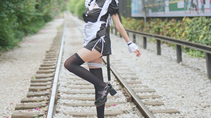 Seandainya ini adalah gadis pertama yang kamu temui setelah terlempar ke dunia lain...