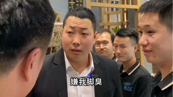 Quản lý sảnh xử lý sự việc nhân viên phục vụ bị khiếu nại