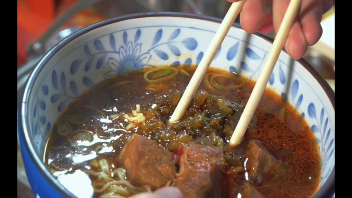 Mie daging sapi dengan asinan sayur seharga 20 yuan semangkuk, porsi dagingnya benar-benar melimpah.