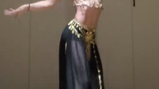 "Rubah Ekor Sembilan Melawan Air" md menari setengah jalan dan pakaiannya terlepas