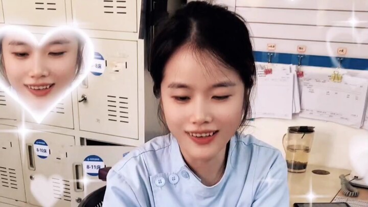 Chị y tá sẵn sàng chia sẻ kẹo cay cho bạn, vậy thì làm sao không phải là thiên thần áo trắng được ch