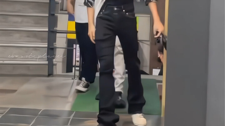 Kwon Soon-young’s legs… it’s all about the contrast! Shivering in flared pants, then revealing pale,