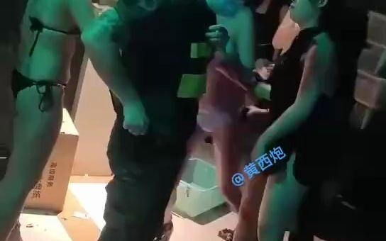 Beberapa wanita terlibat pertengkaran, dan tato di punggung mereka cukup menarik.