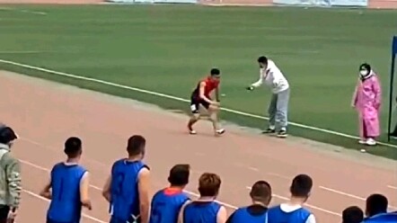 Saat ujian fisik kelas tiga SMA, seorang siswa olahraga terjatuh akibat putus tendon Achilles, namun