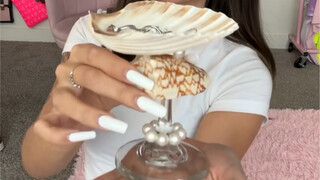 Eh! Kenapa gelas tinggi yang bagus bisa jatuh! Wah! Cantik sekali!