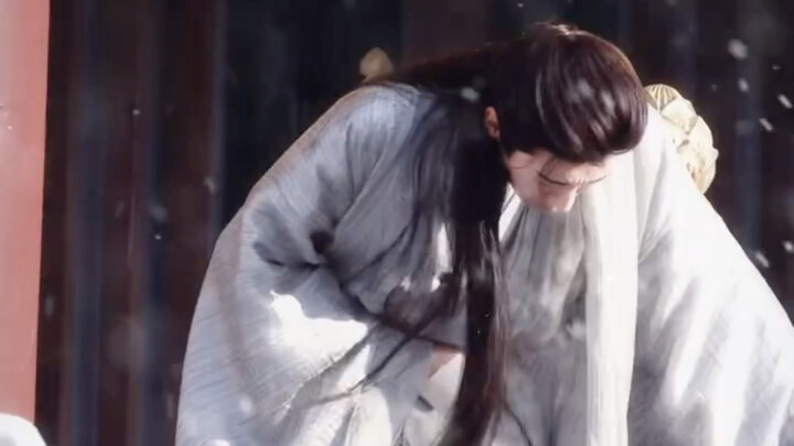 Pada tahun penuh cinta murni itu, ia menutup luka di dadanya sambil terus mengejar kekasihnya.