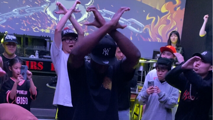 来感受一下Krump“坏机器”BadMachine现场的压迫感！
