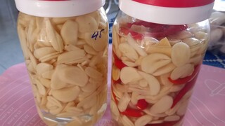 cách làm tỏi ngâm dấm. lý do tỏi bị xanh.