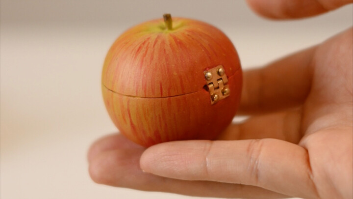 صدق أو لا تصدق، أستطيع أن أحوّل تفاحة إلى «شجرة عيد الميلاد»!!!