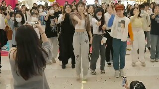 เมื่อไฟท์ติ้งปรากฏตัวในการเต้นรำ! ทั้งเพลงน่าตื่นเต้นมาก ทำไมสาวๆ คาร่า ถึงนั่งเก้าอี้ของตัวเองกันล่