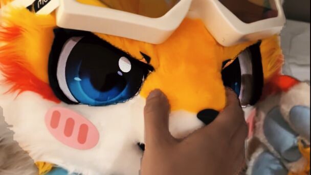 Huh~ I just got back and you’re already lying on the bed? [First-person fur-sucking]