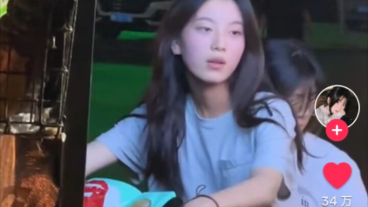 This Chinese high school girl who was secretly filmed has gone viral on TikTok, racking up over two 