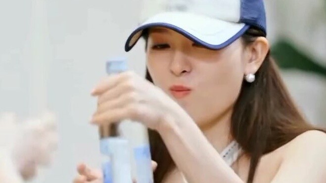 【Red Velvet】Seulgi opens a bottle of wine in a cool way