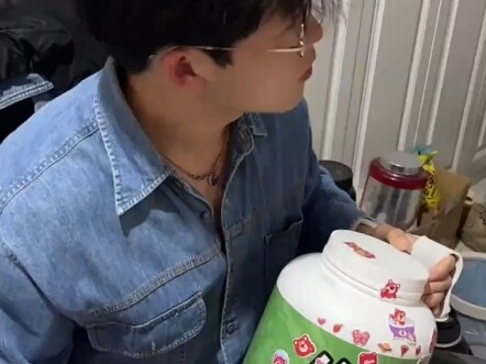 Pemuda ini menerima bubuk protein tempelan yang dikirim mantan pacarnya, mengira dia ingin balikan, 