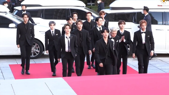 Seleb keluar ke jalanan—akhirnya nemu versi HD sudut pandang ini! Karpet merah Seventeen di Pengharg