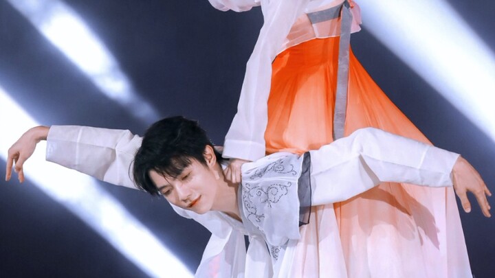 I have never seen such a smooth and beautiful Korean dance. This straight shot is so amazing.