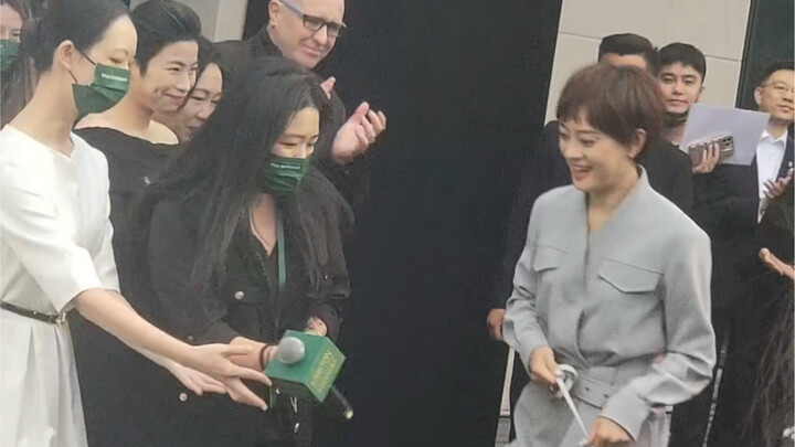 Sun Li shows up at a brand event in Suzhou—her pet cow is just too adorable!