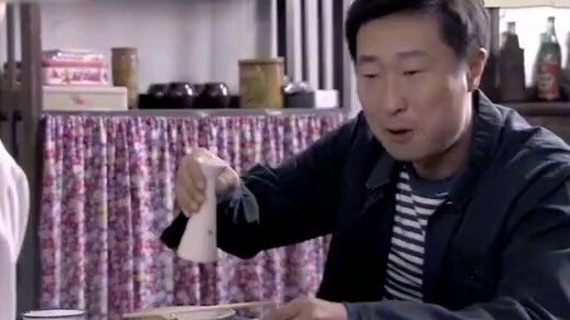Review of Lin Yongjian’s eating scenes in movies and TV series: eating big pork elbow piece by piece