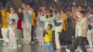 在这个bgm里没人能赢过他! 全民翻跳王一博的街舞～