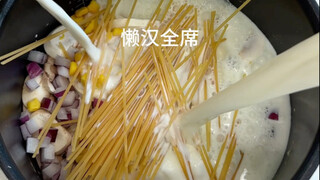 يمكن لطنجرة الأرز الكسولة صنع: حساء الكريمة الفطرية، ومعكرونة الكريمة الفطر، وأطباق غربية أخرى في مت
