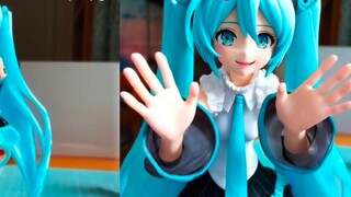 After several months of evolution, how big is the difference between KeLing AI Tusheng Video 1.0 and