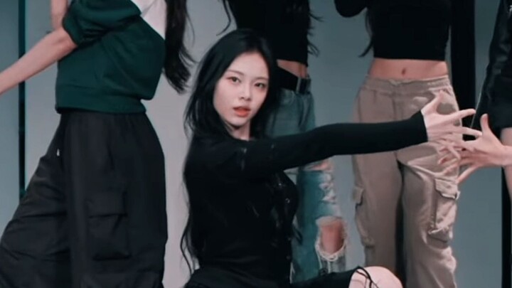 【يان】 أناقة الملابس في غرفة التدريب لهذه الفتاة مذهلة للغاية! لقطة مباشرة من يان مع مونتاج ذاتي لأغن