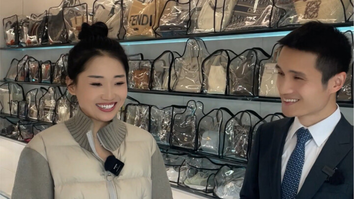 هذه الجميلة من فترة ما بعد التسعينيات تلقت هدايا كثيرة تكفي لملء غرفة. خمنوا ما هي وظيفتها؟