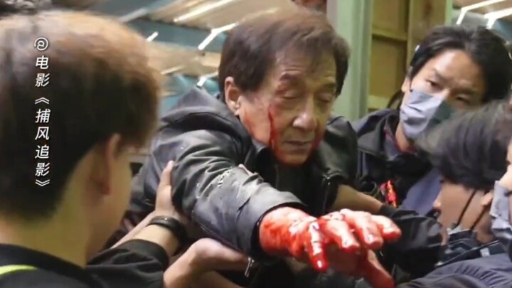 71岁成龙和67岁梁家辉打了8天，出来时都需要工作人员搀扶……