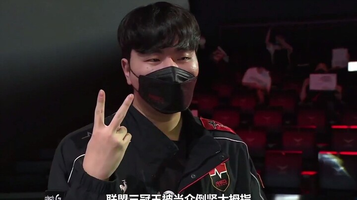 Một kẻ lên núi, sao lại dám chế giễu vị thần đang xuống núi?