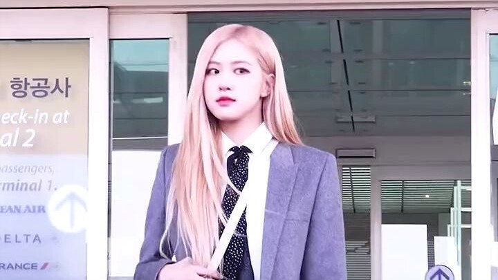 IU: My bodyguard is so warm; Rourou: ...