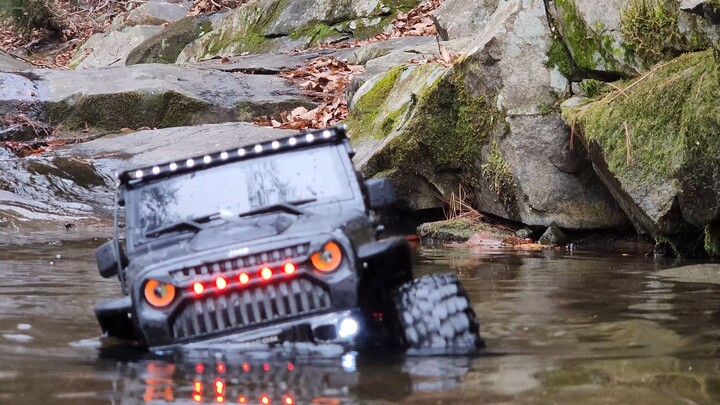 scx10iii  winter water play....
