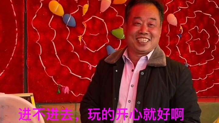 Ông chủ cười ngượng ngùng vào lúc cuối