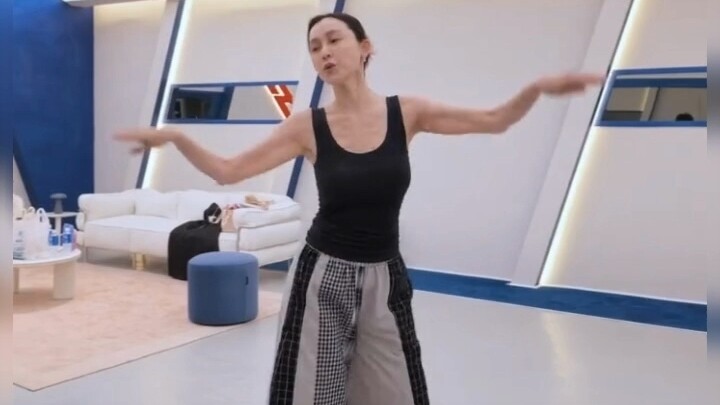 Van Fan’s second dance practice video for “Coward”