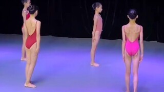 Học viên khiêu vũ thể hiện các kỹ năng cơ bản