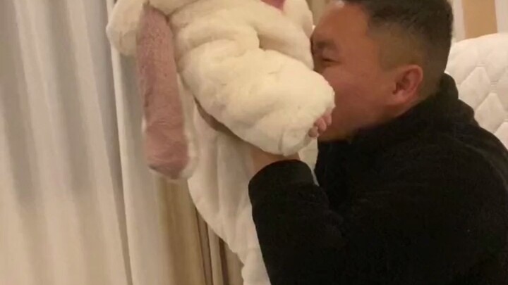 سجلت الأم مقطع فيديو لحالة الأب وهو يرعى الطفل لمدة ثلاث دقائق، وقال: "لنذهب ونبحث عن أمي ونرى ماذا 