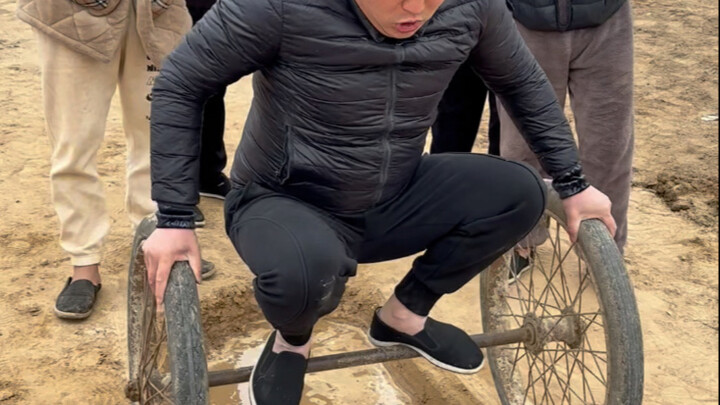 ท้าทายพลังสมดุล! ล้อรถกลิ้งไปในหล่มโคลน!