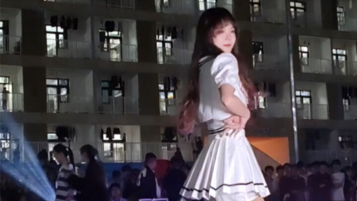 Bagaimana mungkin kita melewatkannya saat berdansa acak di taman bermain?