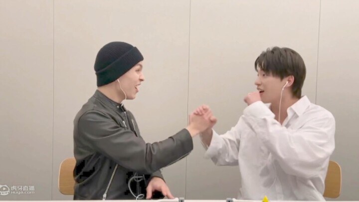 Thiên tài idol lén lút ở trạm bưu kiện K15 để ăn gà của tôi