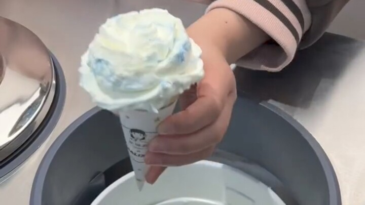 Petugas toko bilang dia menggali es krimnya sangat cantik, katanya aku boleh merekamnya.