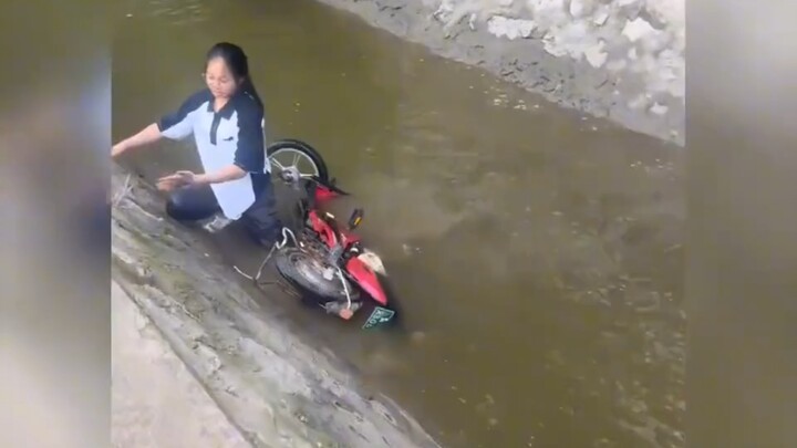 ฮ่าๆ สาวน้อยขอร้องอย่าให้เพื่อนร่วมชั้นเห็น ตอนนี้คนทั้งโลกก็รู้กันหมดแล้ว!