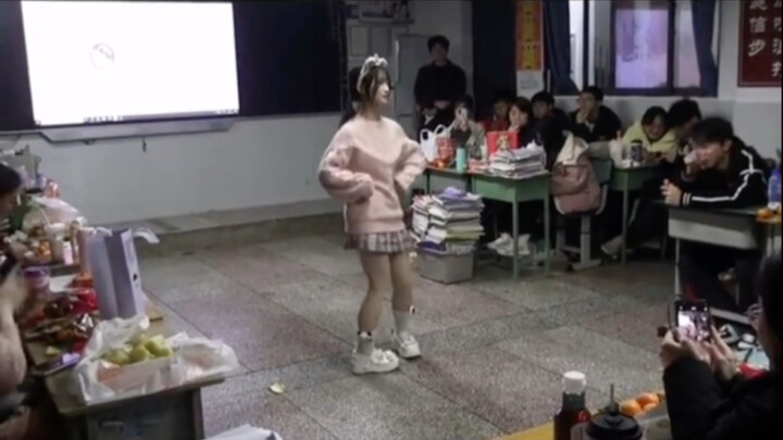 งานเลี้ยงมัธยมเสฉวน | นักเรียนหญิงมัธยมต้นเต้นคัฟเวอร์แบบสุดเหวี่ยงเหมือนจะทุ่มสุดตัว!