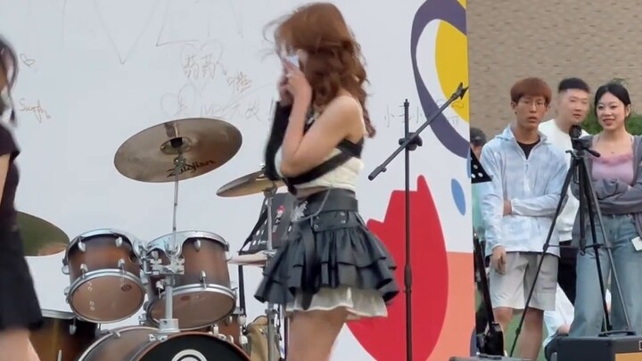 Super sweet couple dance of two girls! Girls' Generation-GEE!