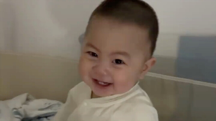 One second she’s still playing with Mom, and the next she just shuts down—this 7-month-old baby fall