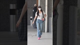 Zhao Lusi FanCam 27.04.23 | Lusi interacts with fans at Airport