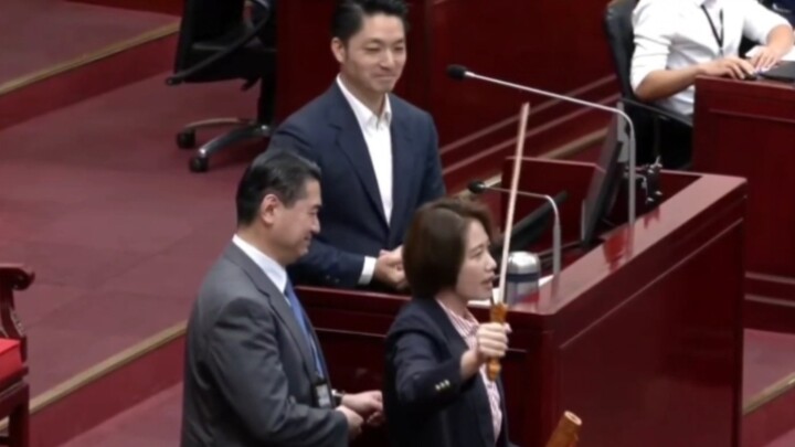 [现场实录]送蒋市长桃木剑，这次议员绷住了市长没绷住