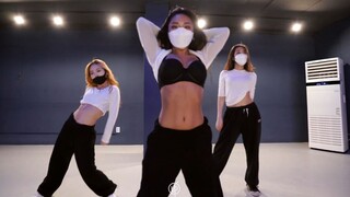 فتاة ذات جسم مثير للغاية وعضلات بطن مثيرة تؤدي رقصة مثيرة للفتيات "Buttons" - The PussyCat Dolls | U